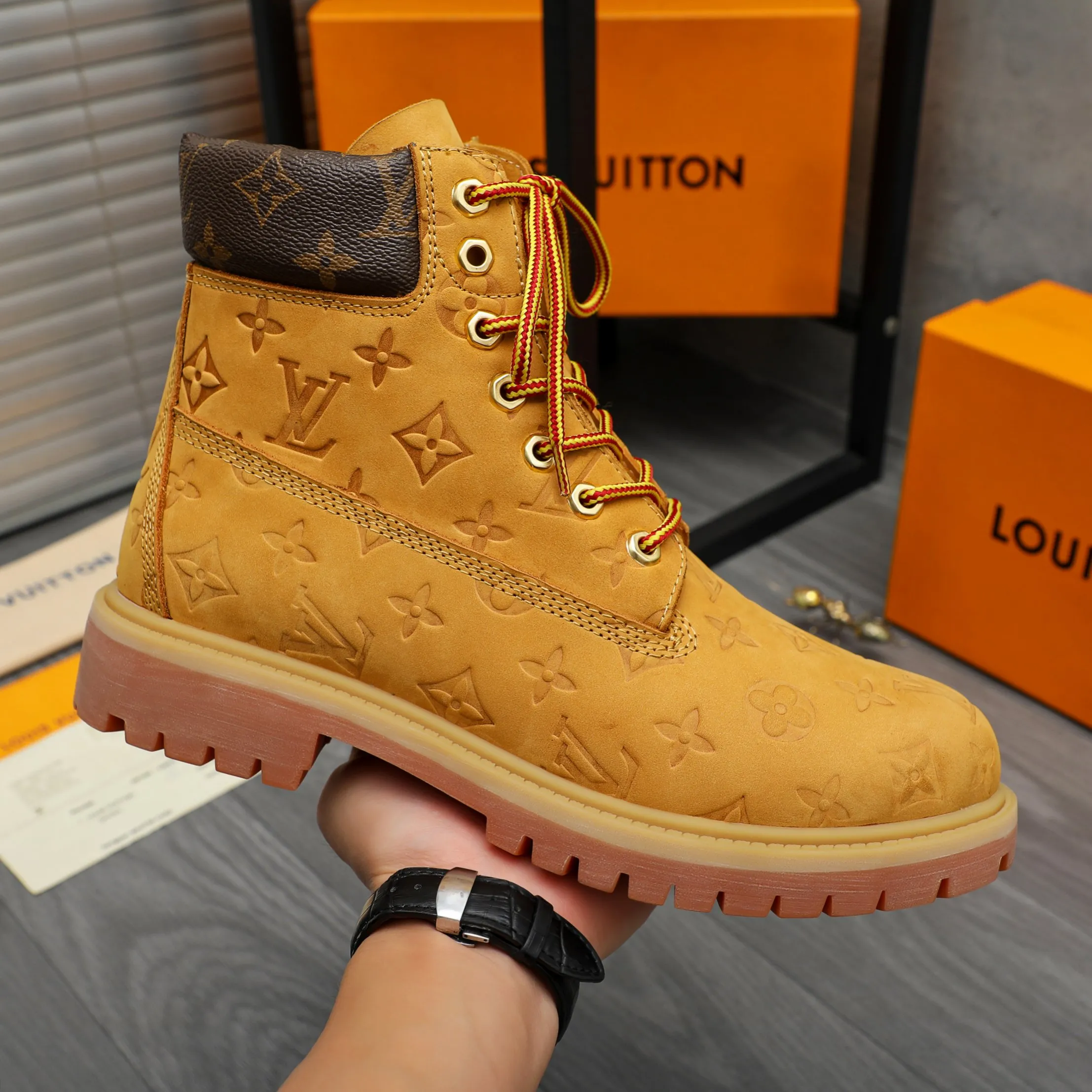 Men's shoes 💰p480 Product trademark: LV "Louis Vuitton" business lace-up high-top men's shoes Regular size: 38-44 Product materials: Selected matte cowhide embossed upper Leather lining Original rubber outsole